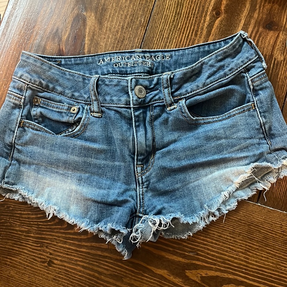 American Eagle Outfitters shorts with 2 front pockets and zipper w/button. - Picture 4 of 8